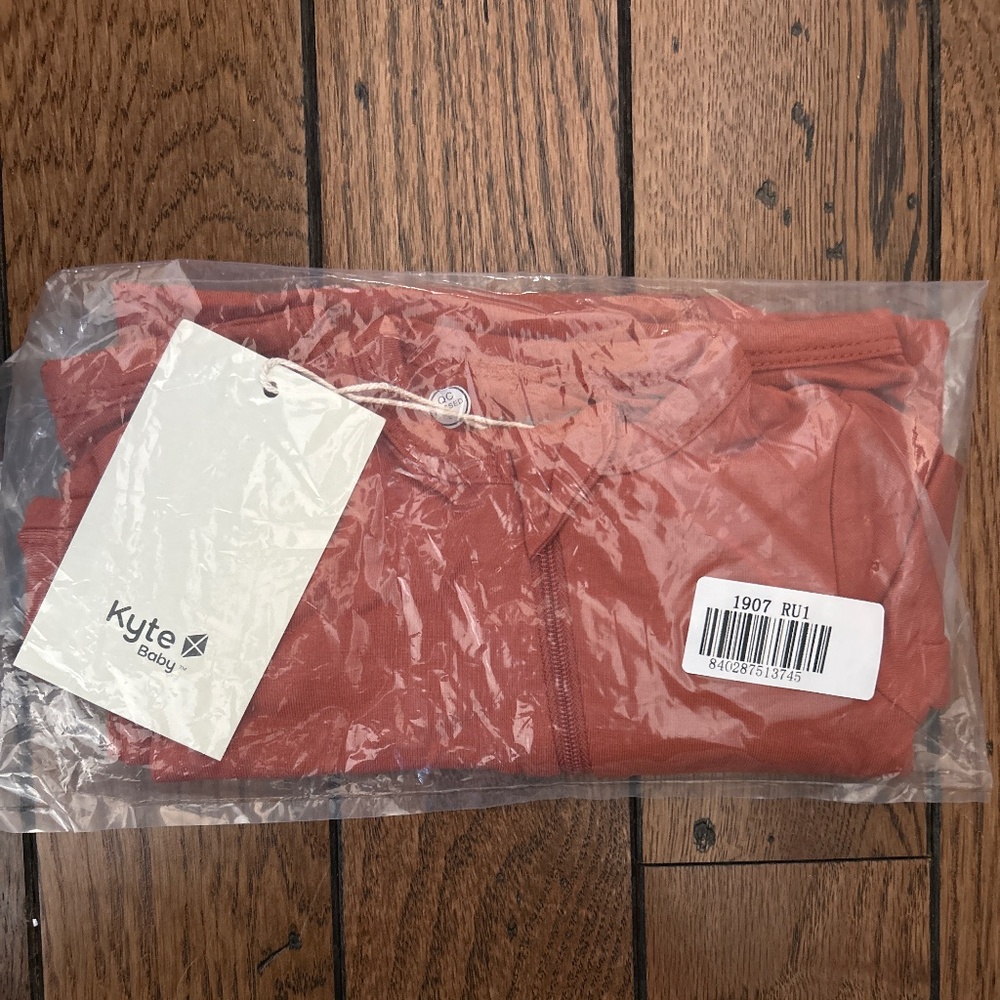 Kyte Baby NWT rust zippered romper, 0-3 months